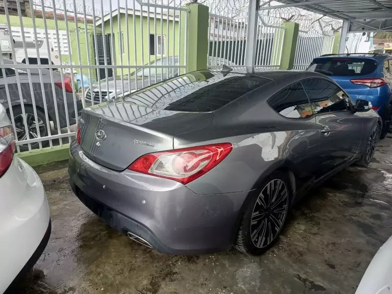 Hyundai Genesis   - 2010