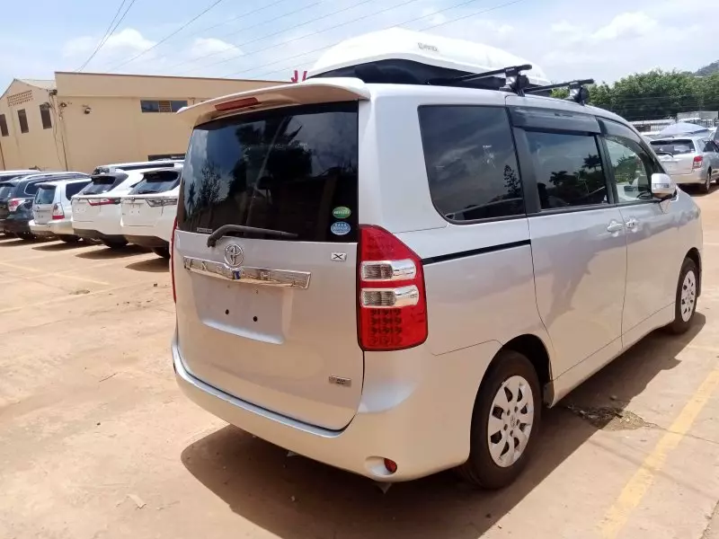 Toyota Noah   - 2011