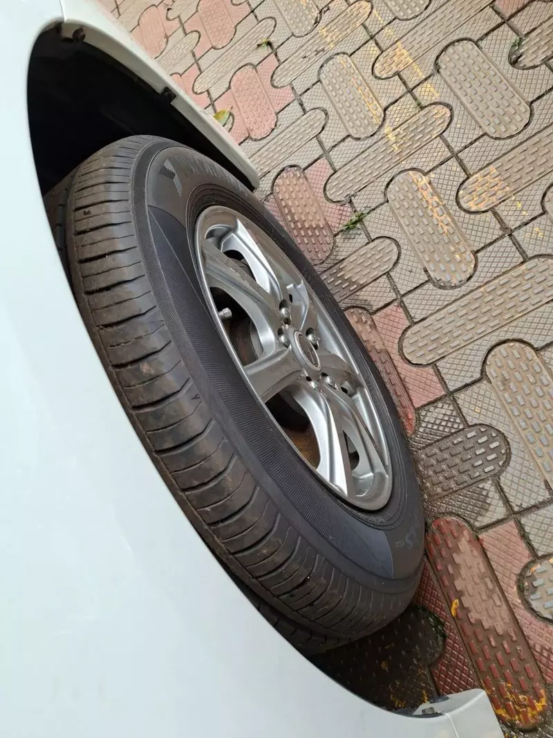 Toyota Noah   - 2012