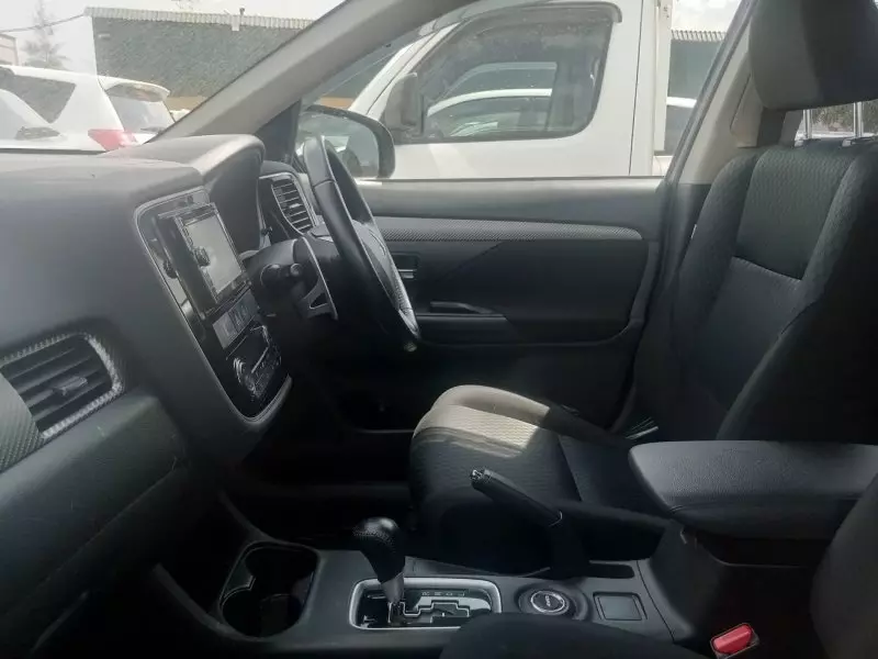 Mitsubishi OUTLANDER   - 2016