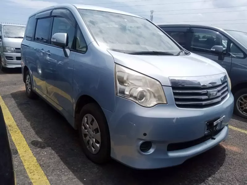 Toyota Noah   - 2012