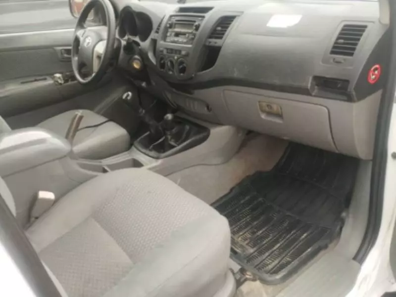 Toyota Hilux    - 2010