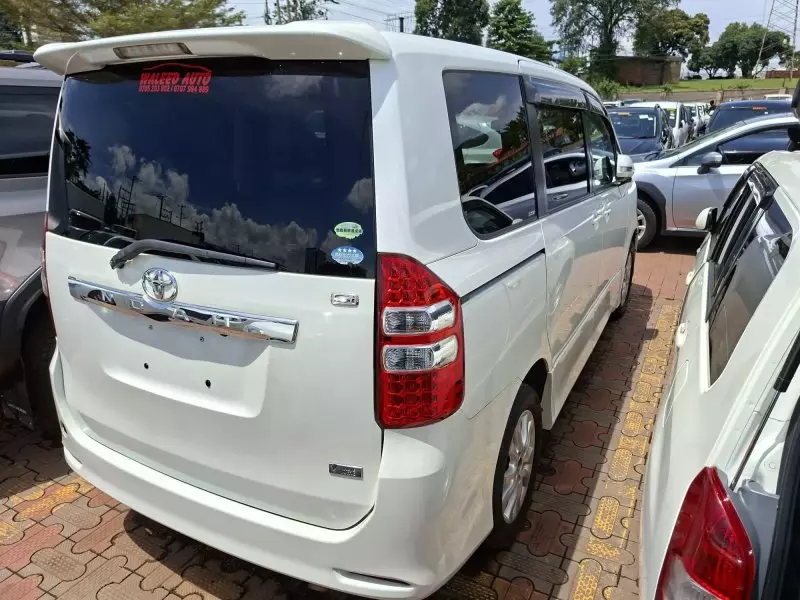 Toyota Noah - 2012