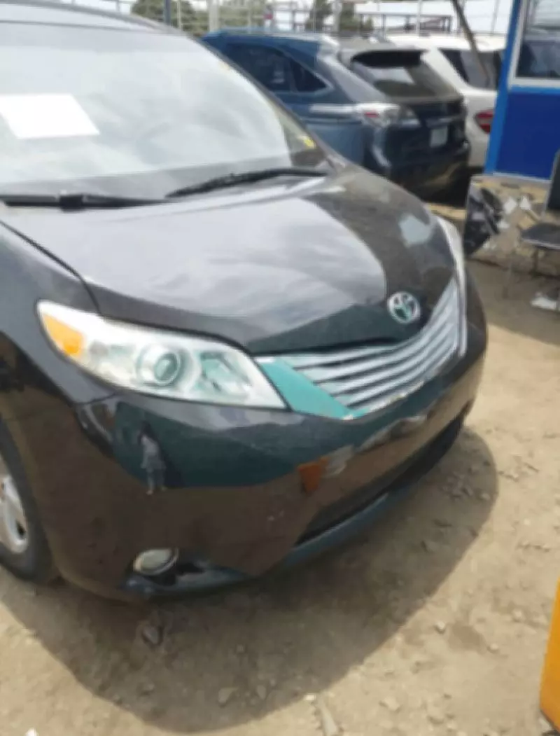 Toyota Sienna   - 2011