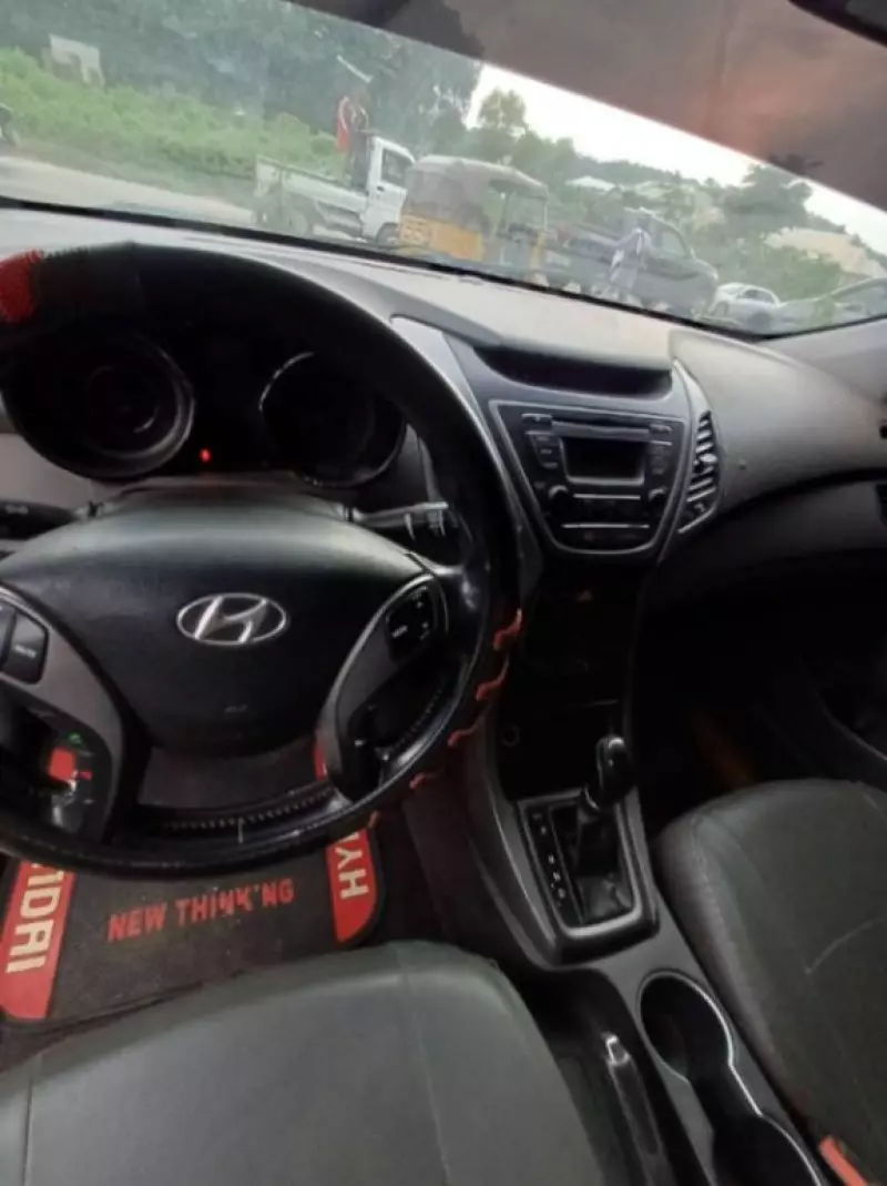 Hyundai Elantra   - 2012