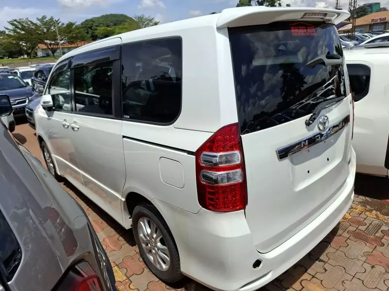 Toyota Noah - 2012