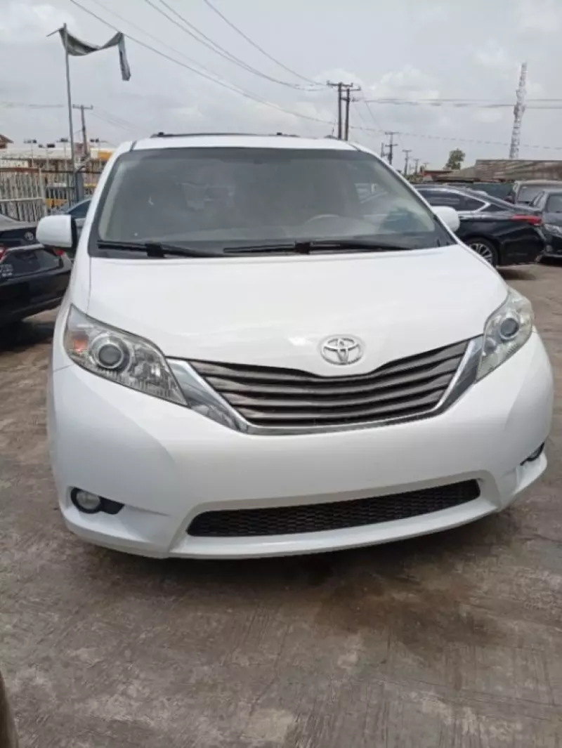 Toyota Sienna - 2011
