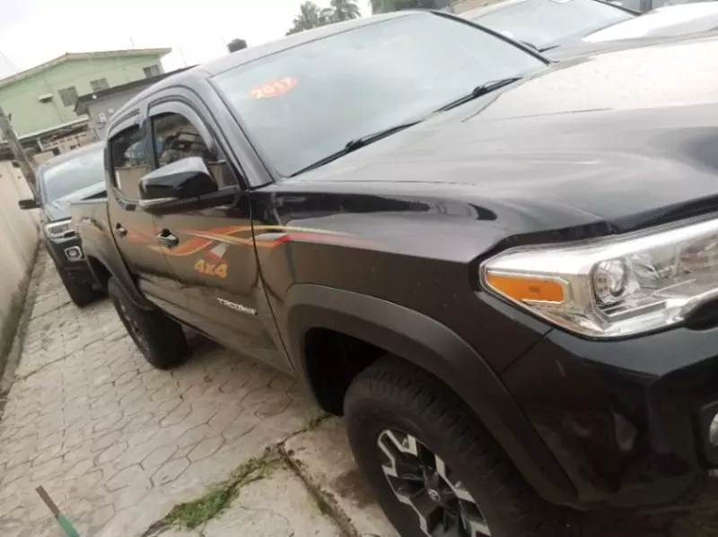 Toyota Tacoma   - 2017