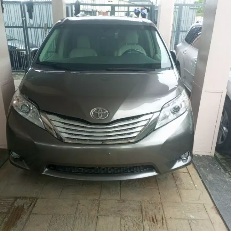 Toyota Sienna   - 2011