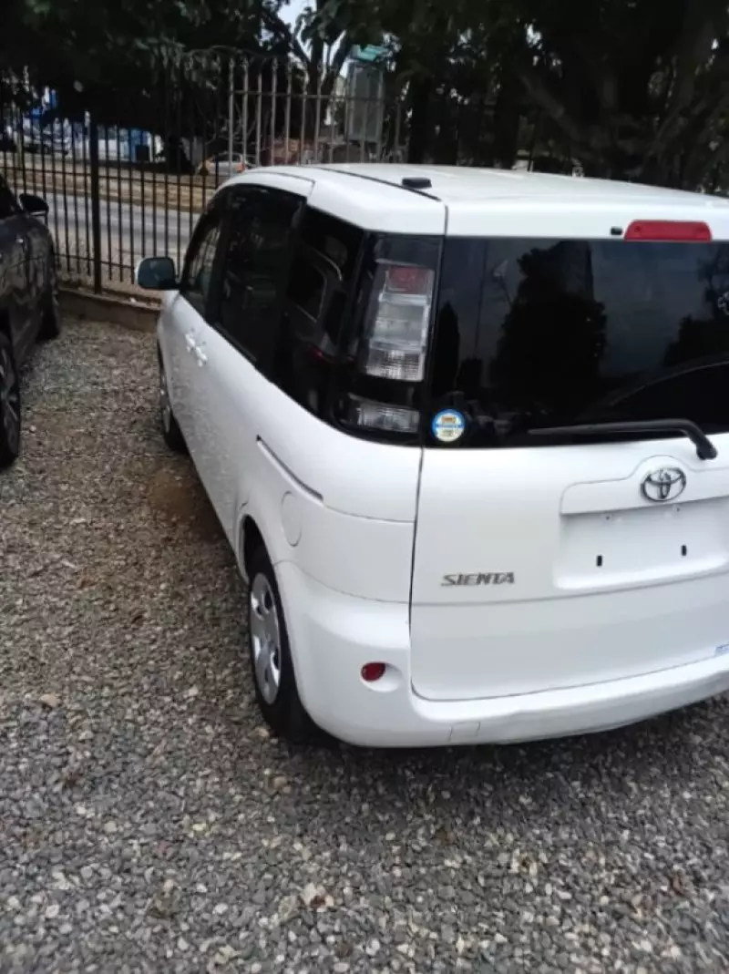 Toyota Sienta   - 2013