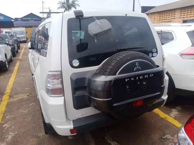 Mitsubishi Pajero   - 2012