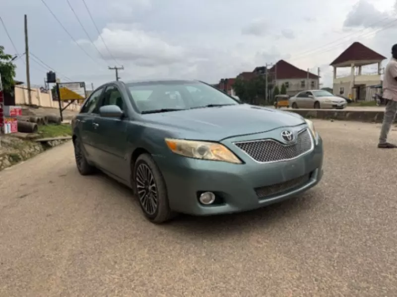Toyota Camry   - 2010