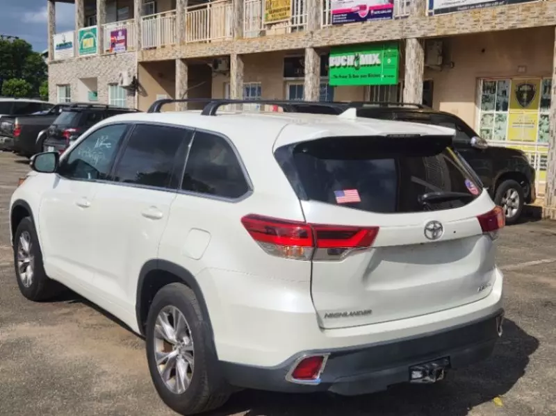 Toyota Highlander   - 2016