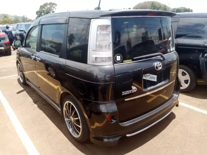 Toyota Sienta   - 2012