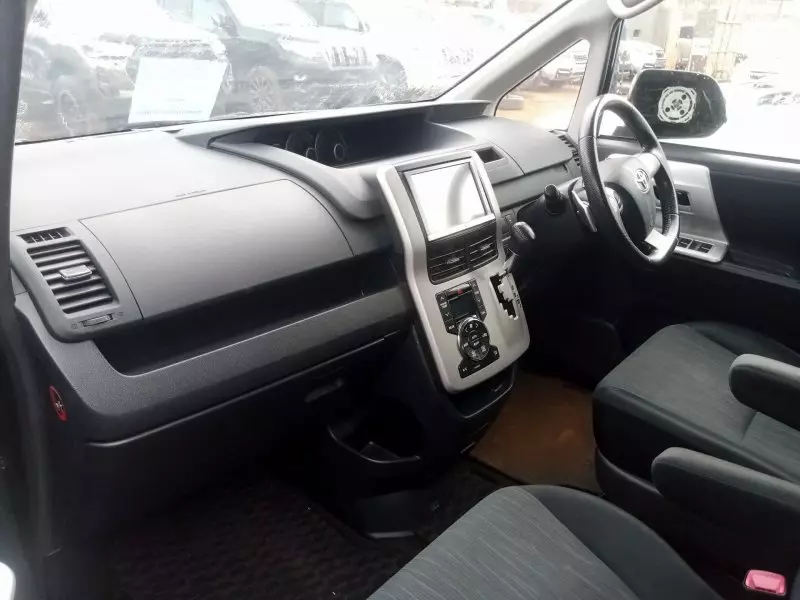 Toyota Noah   - 2012