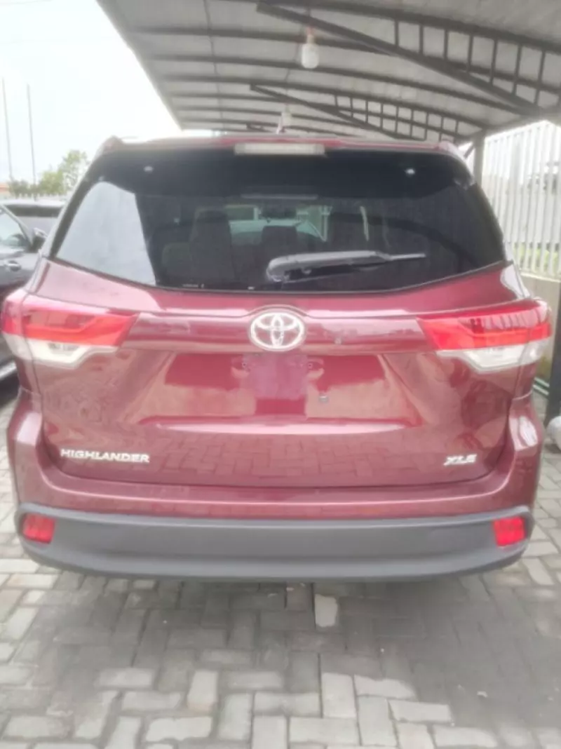 Toyota Highlander   - 2016