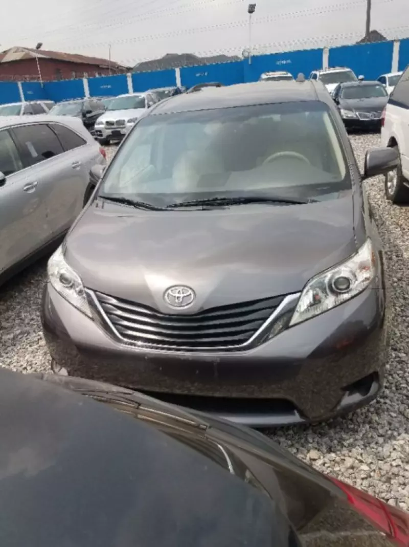 Toyota Sienna   - 2011