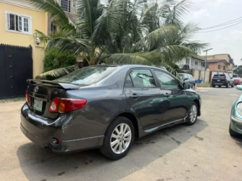 Toyota Corolla   - 2010