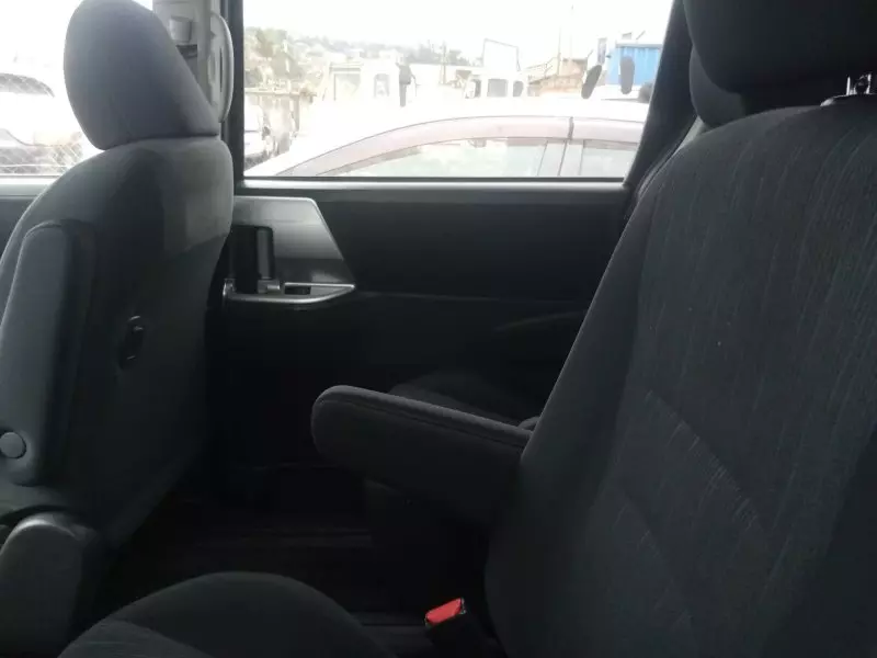 Toyota Noah   - 2012