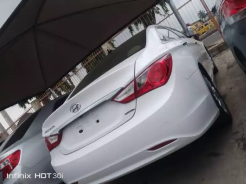 Hyundai Sonata   - 2012