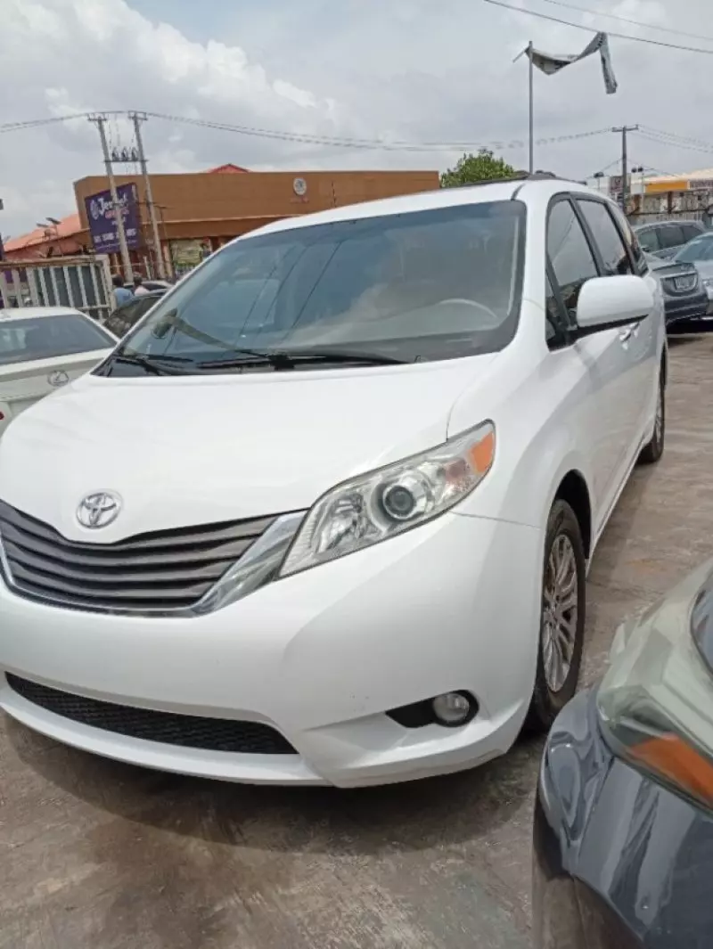 Toyota Sienna - 2011