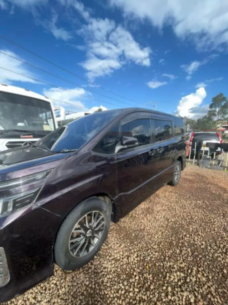 Toyota Voxy    - 2014