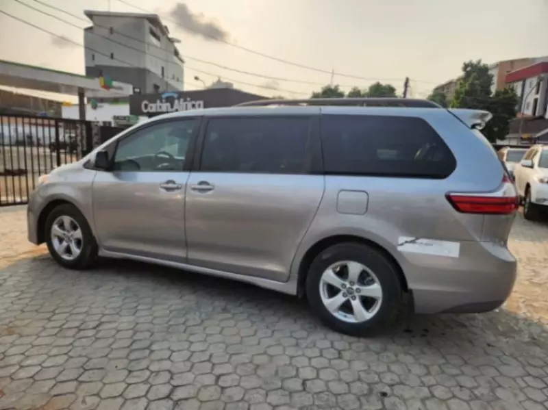 Toyota Sienna   - 2018