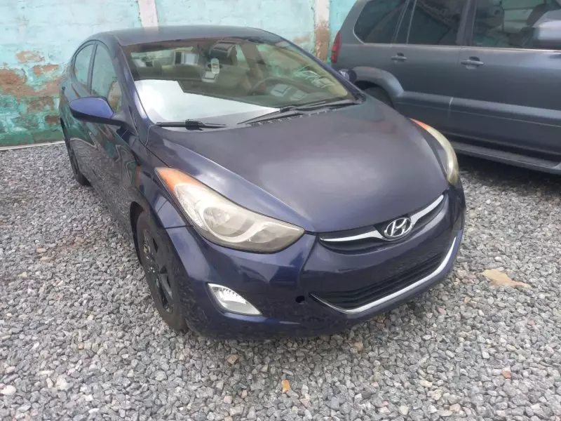 Hyundai Elantra   - 2012