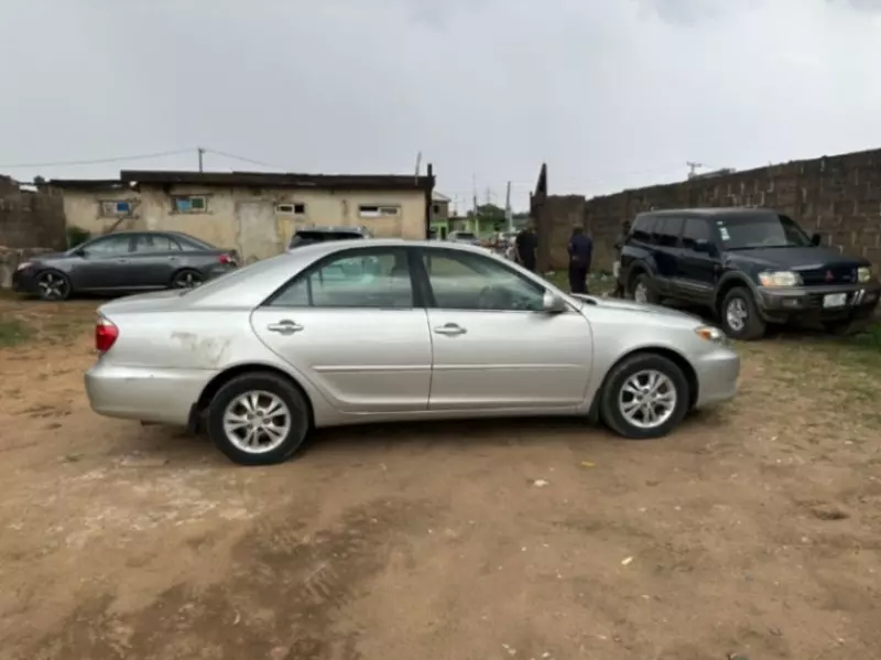 Toyota Camry   - 2005