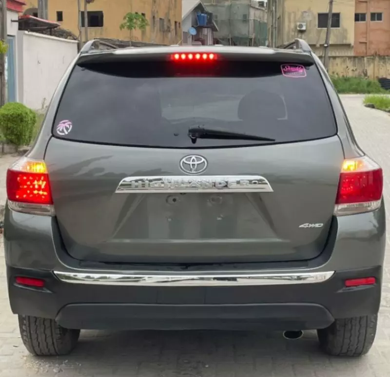 Toyota Highlander   - 2012