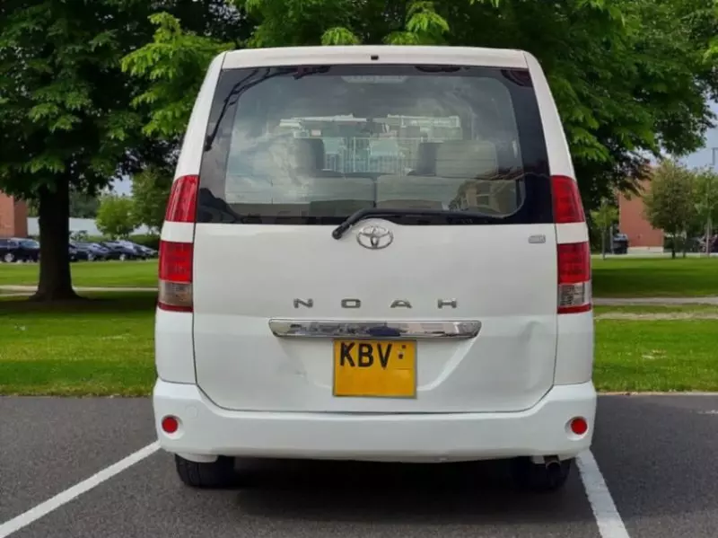 Toyota Noah   - 2006