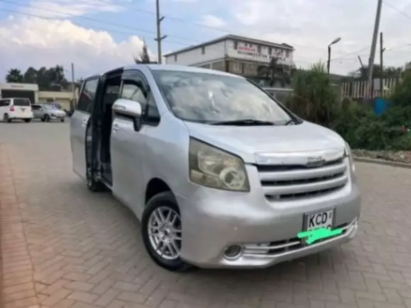 Toyota Noah   - 2009