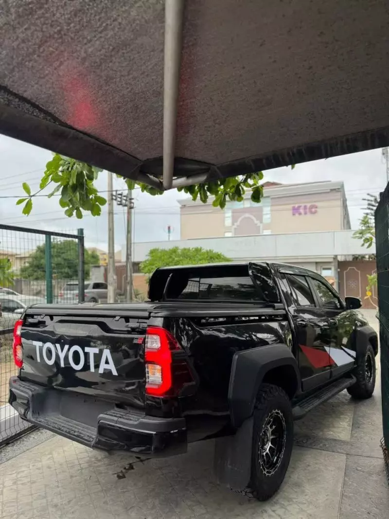 Toyota Hilux   - 2016