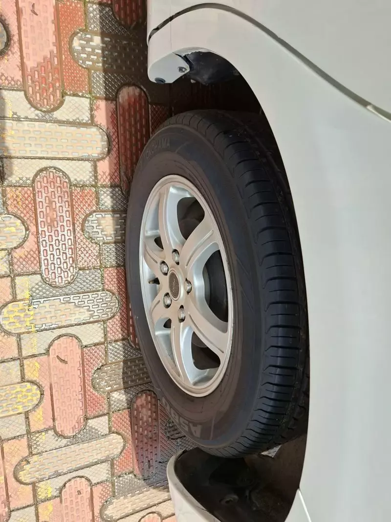 Toyota Noah   - 2012