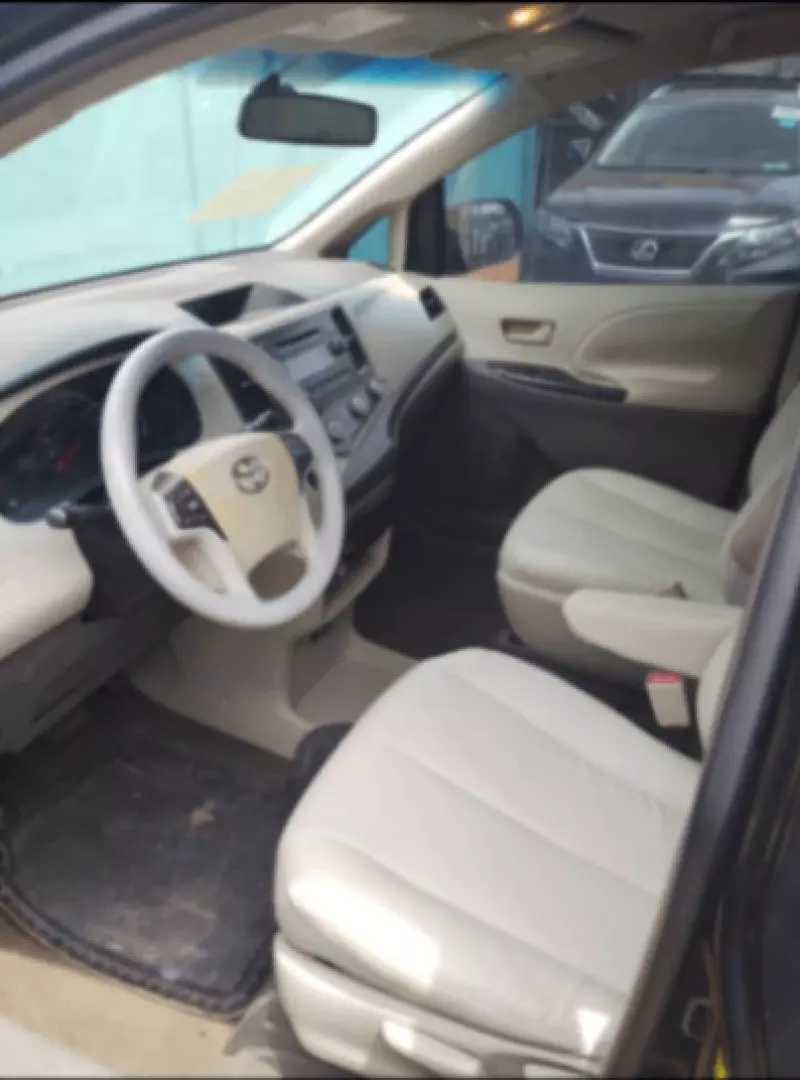 Toyota Sienna   - 2011