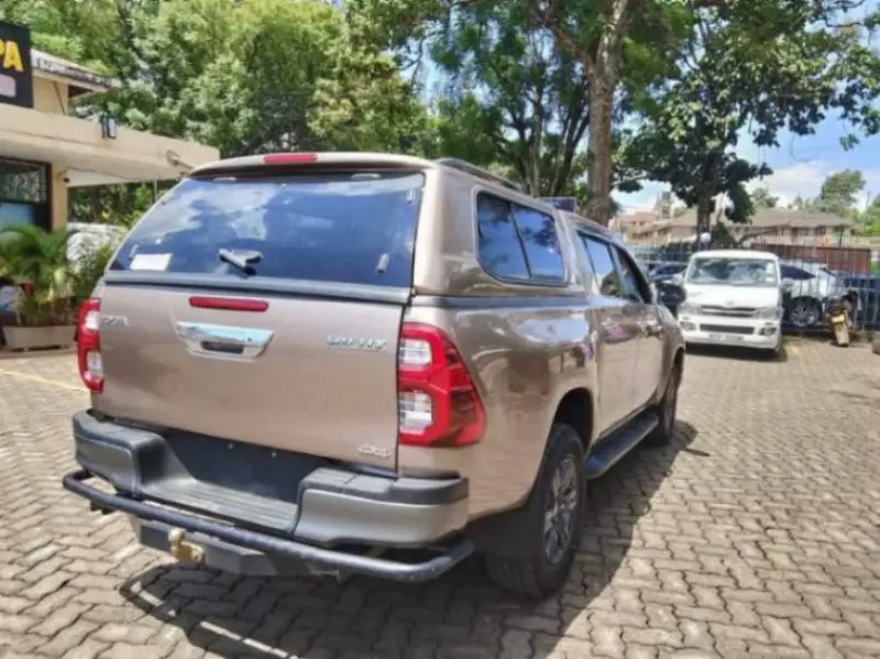 Toyota Hilux   - 2021