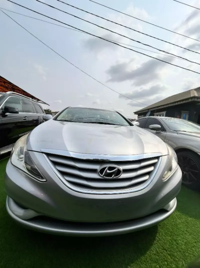 Hyundai Sonata   - 2012