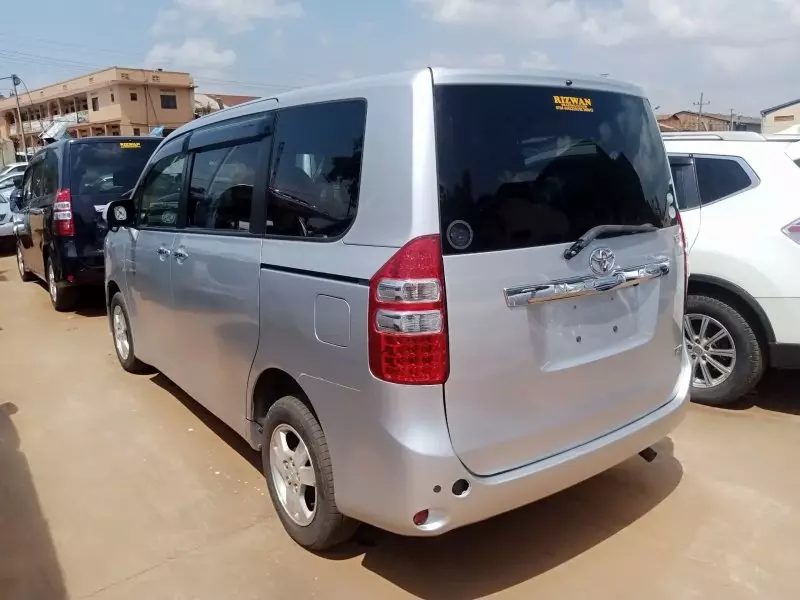 Toyota Noah   - 2012