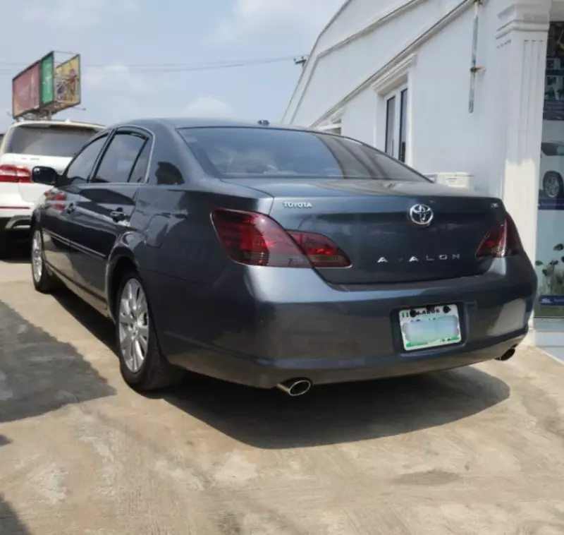 Toyota Avalon   - 2010