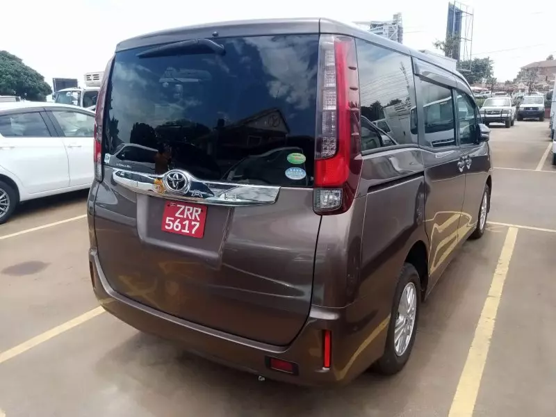 Toyota Noah   - 2014