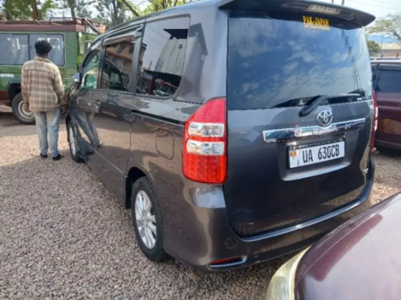 Toyota Noah   - 2010