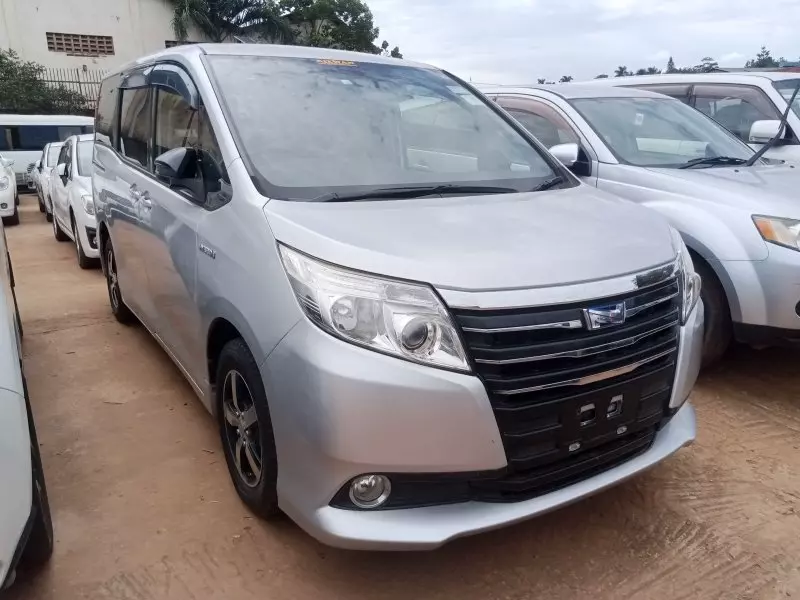 Toyota Noah Hybrid   - 2015