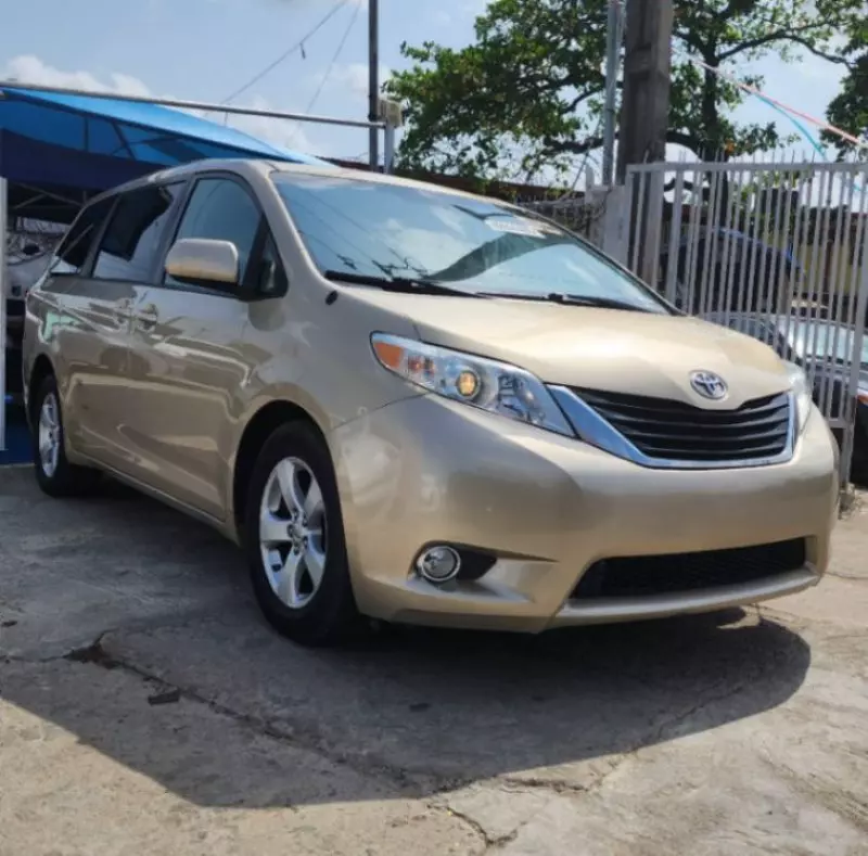 Toyota Sienna   - 2006