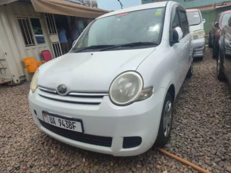 Toyota Sienta   - 2010