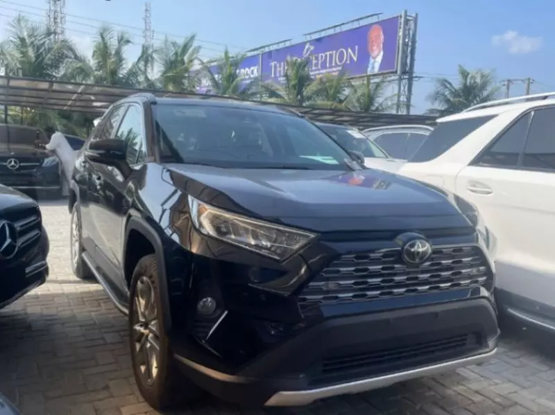 Toyota RAV 4   - 2019