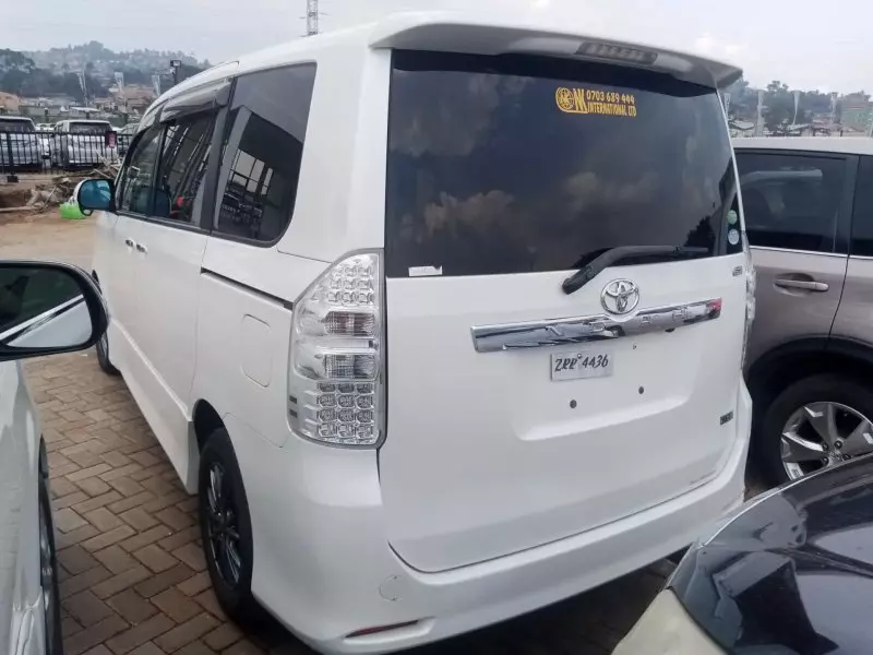Toyota Noah   - 2012