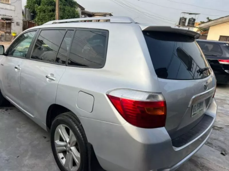 Toyota Highlander   - 2010