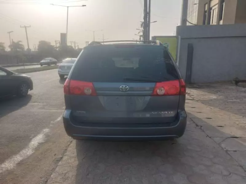Toyota Sienna   - 2009