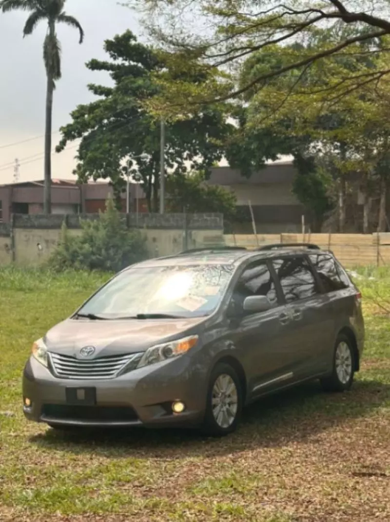 Toyota Sienna - 2011