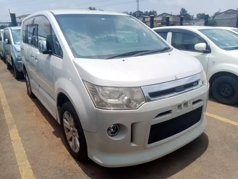 Mitsubishi Delica    - 2012